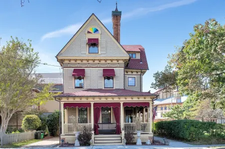 Ocean View, Pathway Situated, Large Wrap Around Porch, Private Parking! Отели рядом с достопримечательностью «Ошен Гров Бич»