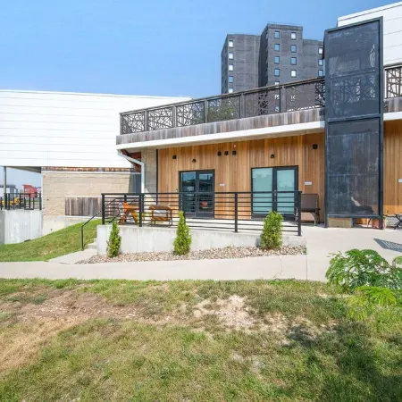 Retro Loft in downtown Des Moines with Terrace, Free Parking, gym, wells fargo