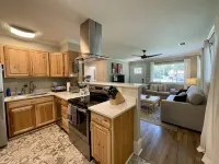 Spanish Moss Cottage: pet friendly getaway on the beautiful Spanish Moss Trail!