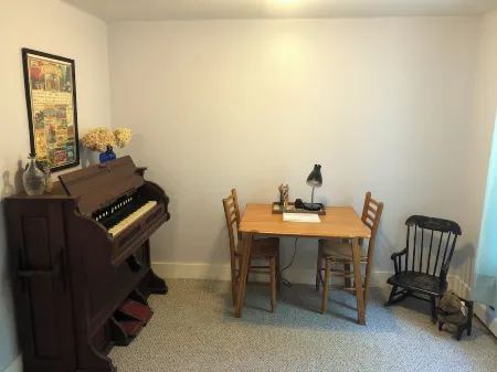 Historic Farmhouse, Quaint Vermont Experience Отели в г. Андовер