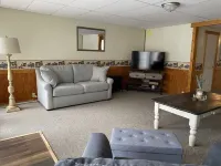 SPRING GETAWAY! Comfortable 2BR cozy cottage just a few steps from Sandusky Bay!