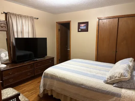 Relaxing, Lakefront & Roomy Great for fishing, duck hunting, & family gatherings