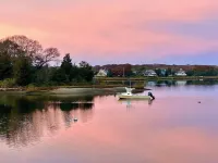 Charming cottage overlooking the bay in Padanaram Village. Hotel a Dartmouth