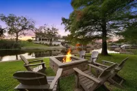 Luxury Waterfront Farmhouse - Fire Pit, Chef's Kitchen-Poker Table -Sleeps 24 - ブティック