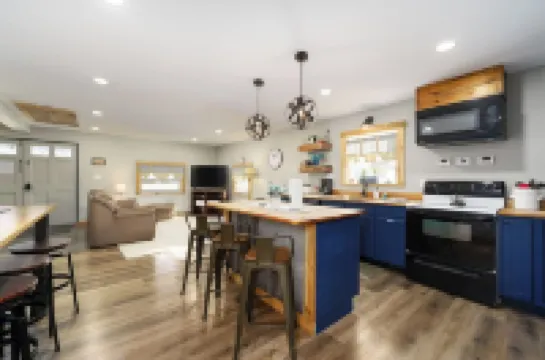 Blessed Charming 2-Bedroom Bungalow, 3 Miles From The World Known Ark Encounter