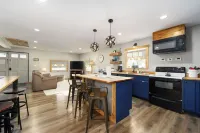 Blessed Charming 2-Bedroom Bungalow, 3 Miles From The World Known Ark Encounter
