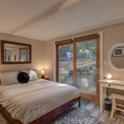 Cozy, secluded cabin, great location and beautiful spa with sweeping views! North Tahoe Art Center 주변 호텔