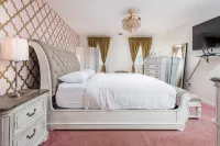 Homely Retreat - near ski resort, golf course, trails, kayaking, shopping & more Rose's Creekside Cottage附近的飯店