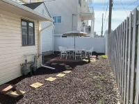 Lovely 3 bedroom townhouse, 1 house from the beach