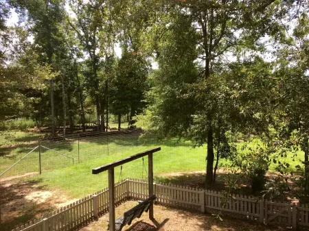 Secluded 3-bedroom Cabin on Farm Отели в г. Сейнт Таммани Пэриш