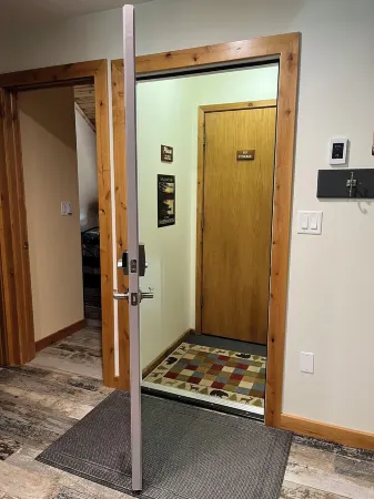 Ski In/Out Remodeled 2 bedroom/2 bath Condo at Snowriver!