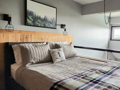 Ski-In/Ski-Out- Pool & Hot Tub -6-Person Condo on Lutsen Mountain