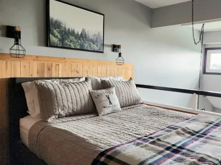 Ski-in/Ski-Out 6-Person Condo in Lutsen Mountains- Pool & Hot Tub