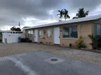 50’ dock on Vaca Cut, deep wide unlimited dockage. Hotels in Marathon