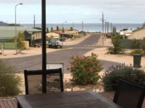 Great ocean views from spacious entertaining deck 세두나 호텔