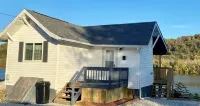 Relaxing one bedroom cottage backs up to OH River