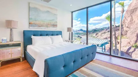 On the Rocks: Luxury Camelback Estate w/Epic Views, Saltwater Pool & Guest Villa