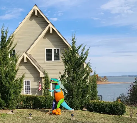 Gorgeous lake house with sandy beachfront. Welcome to Lost  World Landing Отели в г. Мак-Интош