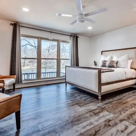 》Stunning Memphis Lake Front Home/Lakeview Escape w/ Spacious Layout!《