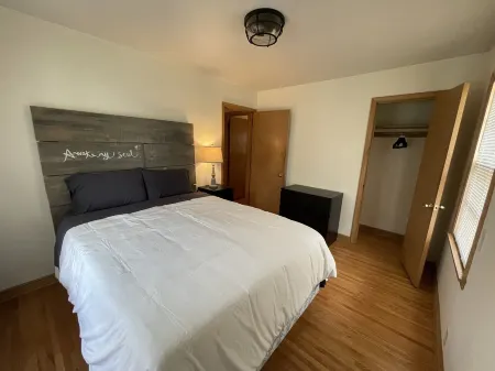 Cozy Home in Victory Pkwy! Отели в г. Хеннепин