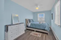 Walk 2 Beach, Outdoor Shower, Linens + Towels provided, Beach badges included