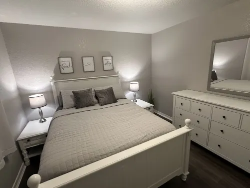 Come relax at Kozy on Kipling. Close to shopping, eats, hospital,university, i10