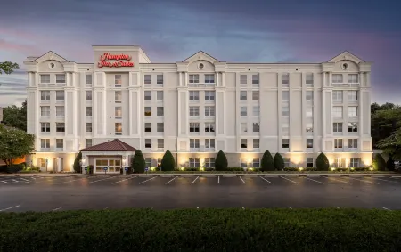 Hampton Inn & Suites Raleigh Cary Lenovo Center Отели в г. Уэйк