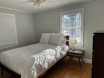 Cozy private efficiency located near downtown Raleigh, PNC Arena, NCSU, RTP, RDU Hotel in zona JC Raulston Arboretum at NC State University