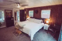 RIVERfront Pickleball-Pets-patio- Basketball-kayak Hotels in Free Soil Township