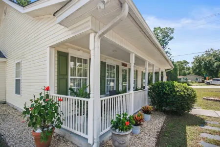 Golf ~ Beach ~ Attractions...Centrally in Quiet Pawleys Island Neighborhood