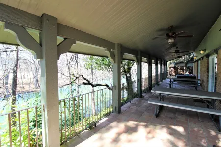 Large and Beautiful Home Directly Overlooking the Frio River