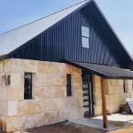 The Rock Stack: Ruggedly luxurious 3 bedroom, 3 bathroom on the Llano River