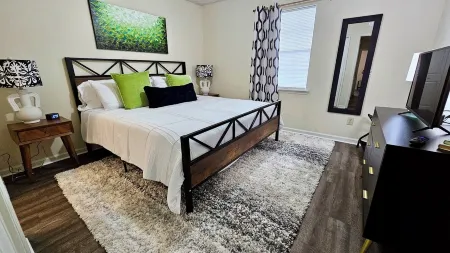 5 Minutes to VSU, I-75 & Restaurants! Sleeps 6 w/ 2 Full Baths- Family Friendly