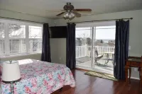 Grace Street Refuge-Beautiful VIEWS of the Chincoteague Bay, Firepit!