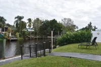 SEADREAM WITH LITE BREAKFAST, HOT TUBE, AND CANAL VIEW
