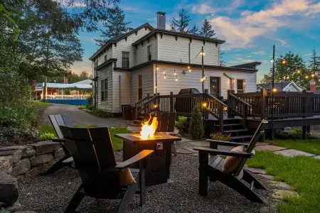 The Hensonville Honeypot - Hottub, Movie Theatre & Mountain Bikes!