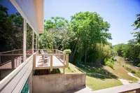RIVER FRONT HOME NEAR KERRVILLE, HOT TUB, TUBES, FLOATS INCLUDED