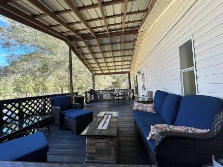Cave Divers Spring Escape, Sleeps 8+, Relaxing Patio, Fire Pit, Spacious Kitchen