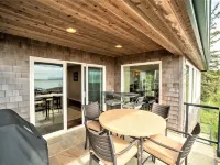 Elevator, Master Suites, Jacuzzi's -  steps to the Beach! Hotels in Netarts