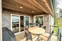 Elevator, Master Suites, Jacuzzi's -  steps to the Beach!