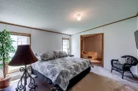 The Family Oasis just 6 miles from Holiday World Hotel a Spencer County