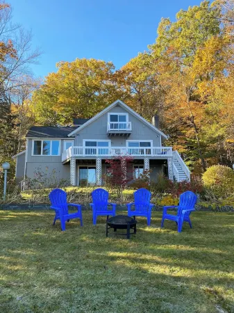 Lakefront Home with Hot Tub, Beach, Skiing Nearby in Tranquil Barnstead Отели в г. Барнстед