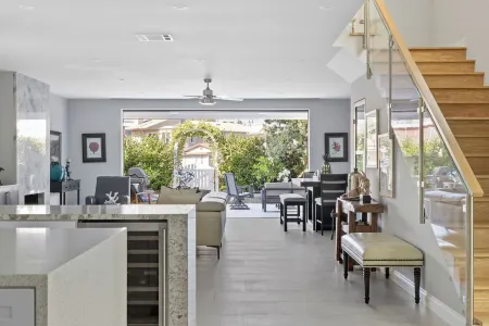 Beach home with dock! Duffy boat available at additional cost. Walk everywhere! Отели в г. Ньюпорт-Бич