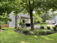 Charming Cottage with Hot Tub 1 Block from the Bay 플라운더 파빌리온 비치 프론트 주변 호텔