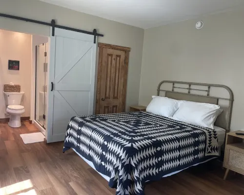 Hunter’s Den & Beyond Hotels in Forsyth