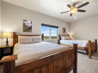 Spacious, Private Hot Tub, 6 bedrooms 5 Ensuite Bathrooms. 7th night FREE! Hotels in Kane County