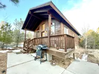 Cozy cabin for 2, private hot tub, King size bed!
