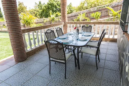 Villa with private pool, 800 m² plot, mountain and sea views Отели рядом с достопримечательностью «Mirador Barranco del Rio Higueron»