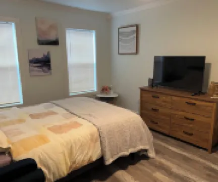 Newly renovated cozy cottage, located in the backyard of my home.