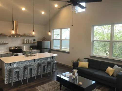 750 Square Feet, 1 Bedroom - Walk to Everything! Great for longer term stays. - 방갈로